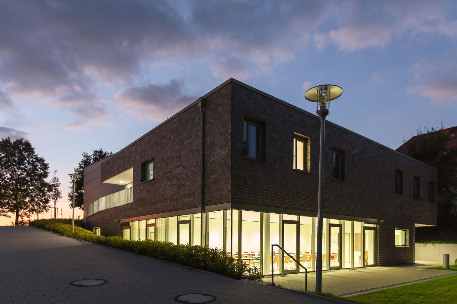 Außenansicht bei Dämmerung - Gemeinde Dörentrup
