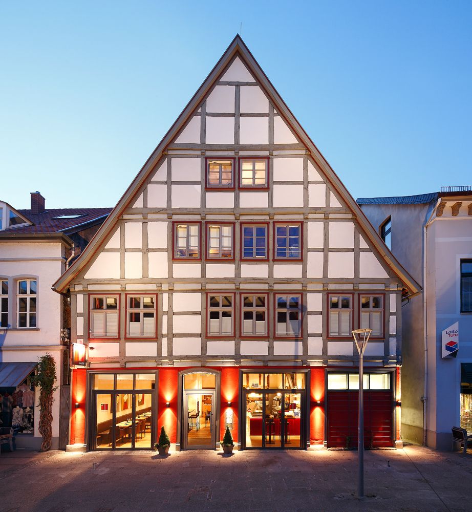 Umbau zu einer Begegnungsstätte, Kunstwerkstatt und Wohnungen